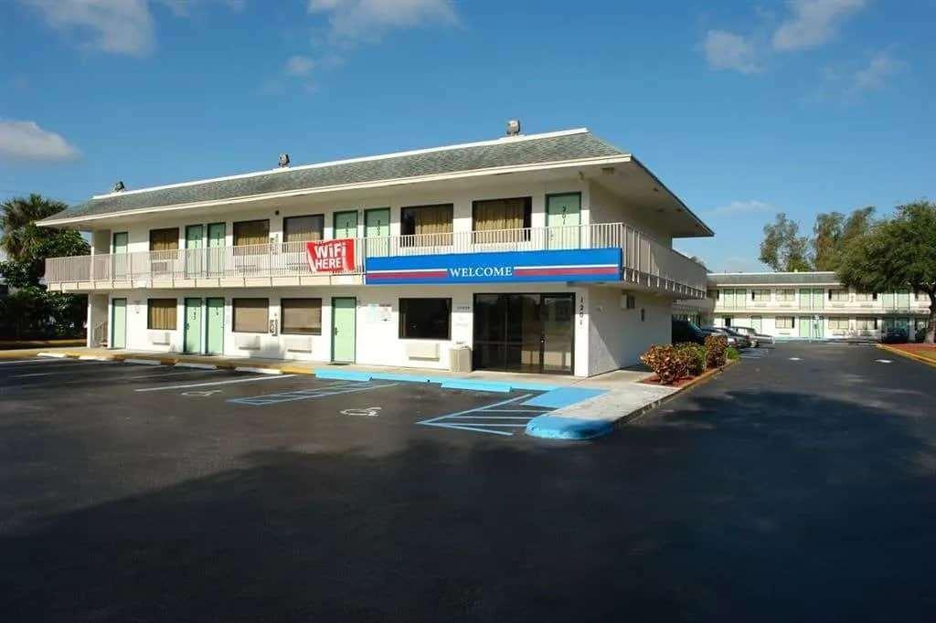 Travelodge By Wyndham פומפנו ביץ' מראה חיצוני תמונה
