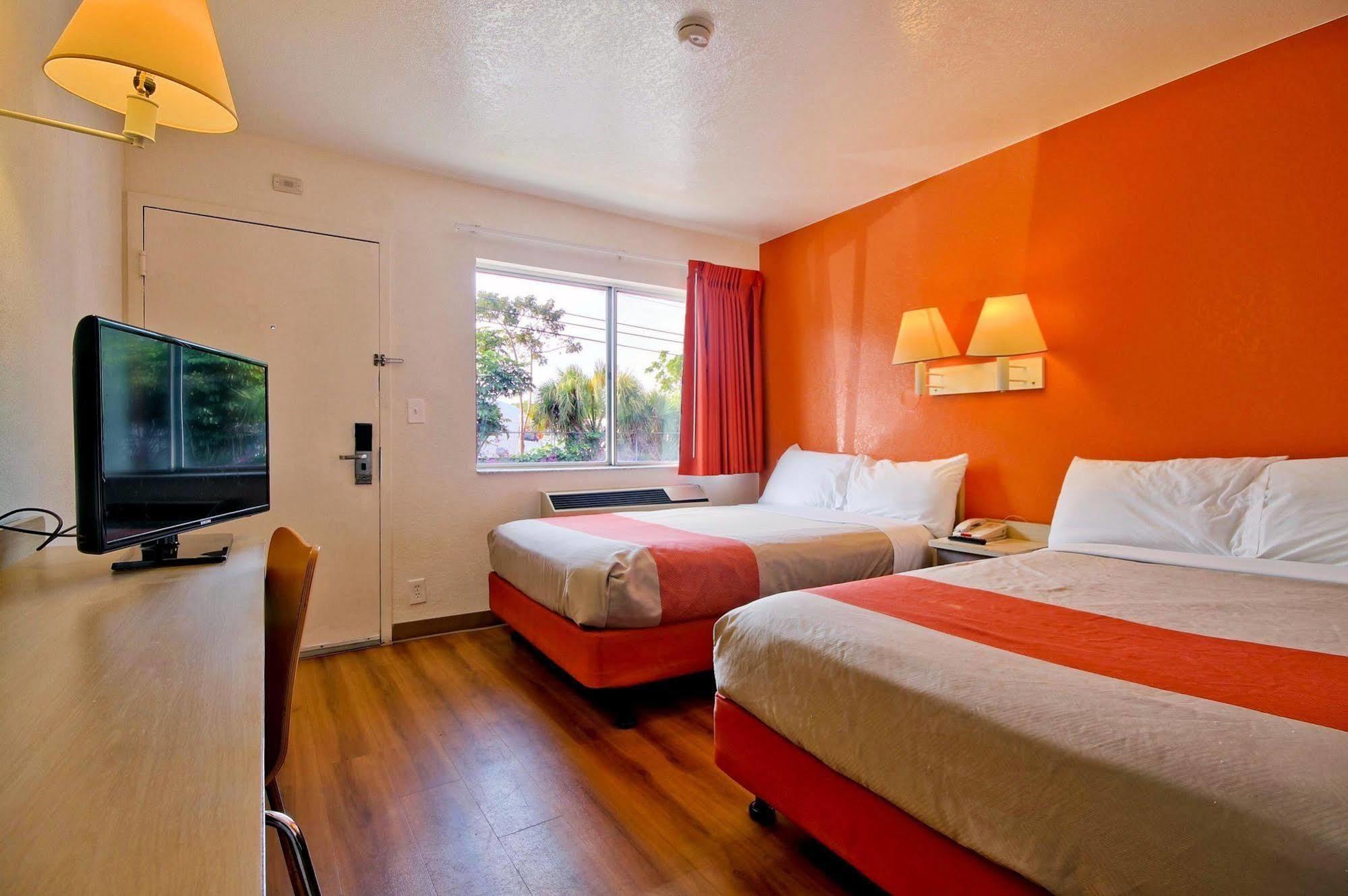 Travelodge By Wyndham פומפנו ביץ' מראה חיצוני תמונה
