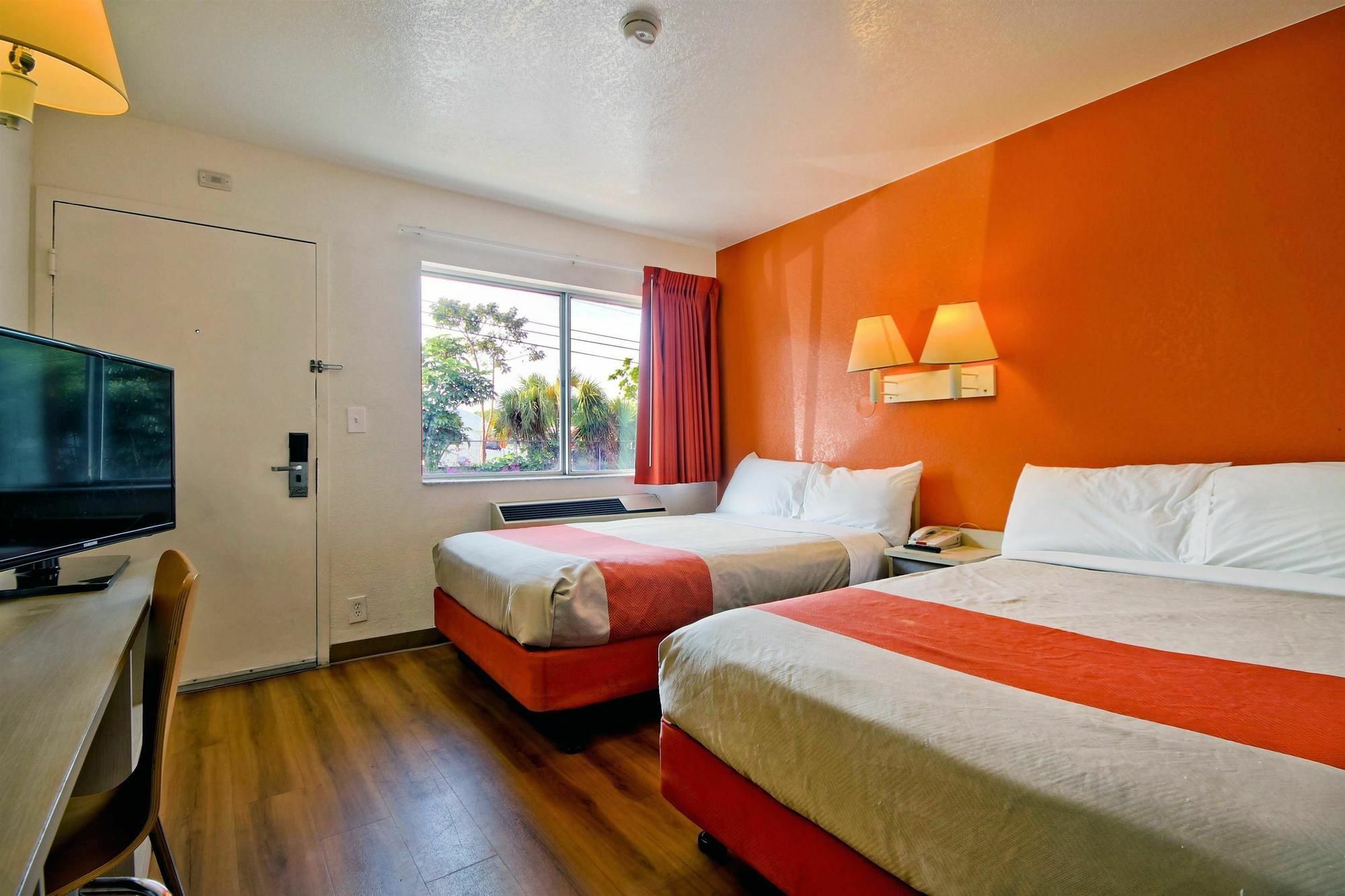 Travelodge By Wyndham פומפנו ביץ' מראה חיצוני תמונה